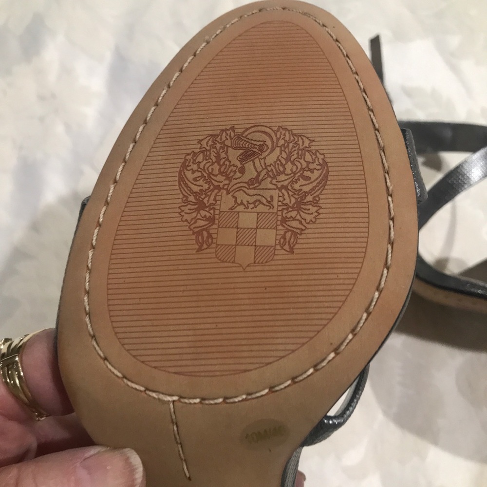 BRAND NEW: VINCE CAMUTO HOLIDAY SILVER NEW HEELS - Picture 8 of 8